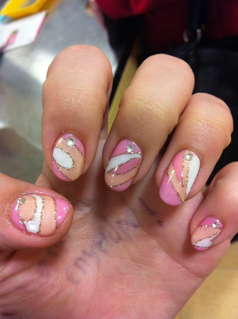 Pastel pink, peach and white summer gel nail design